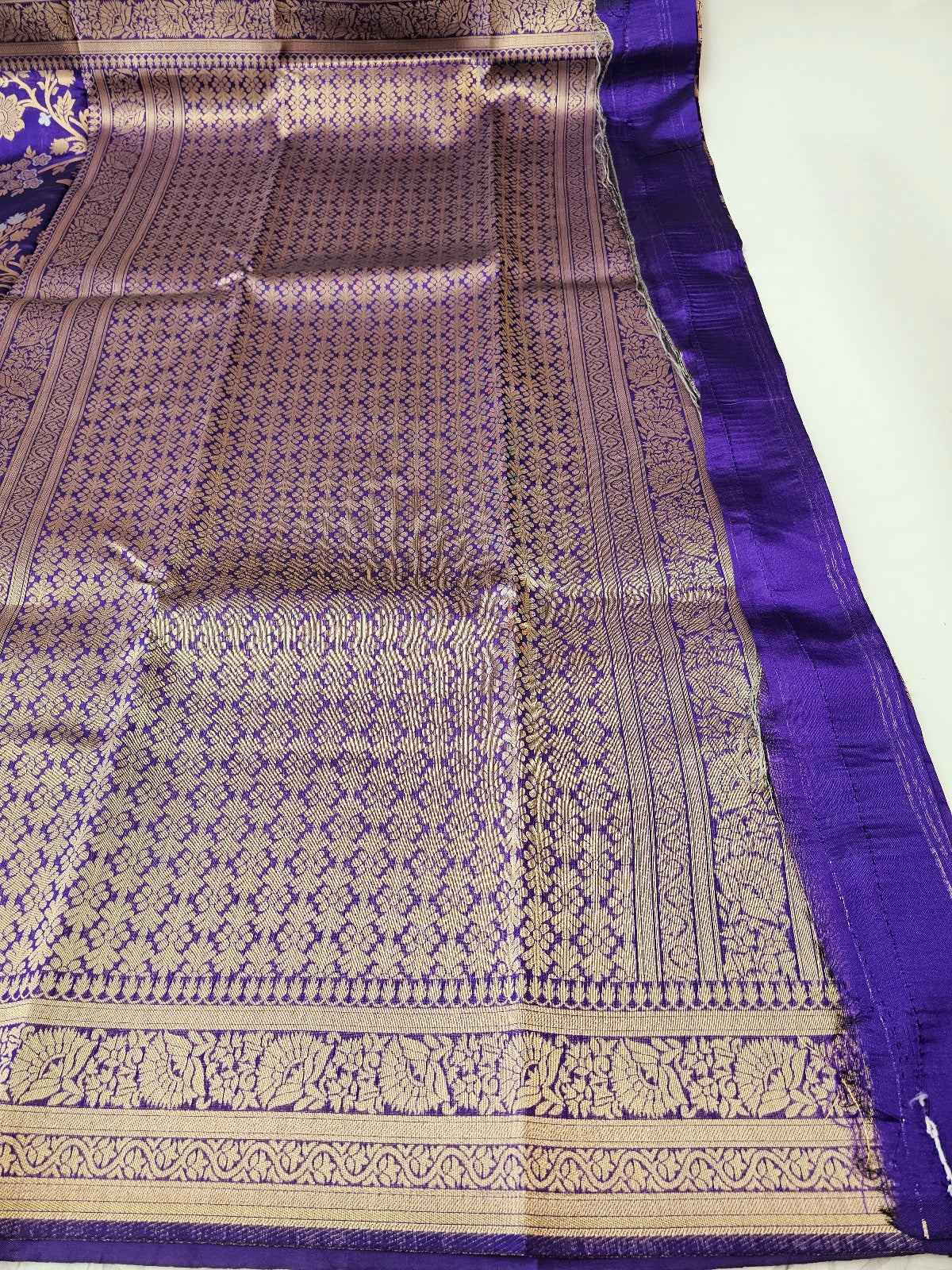 Women's Saree : Elegant Tissue Silk Saree, accompanied by an unstitched running blouse