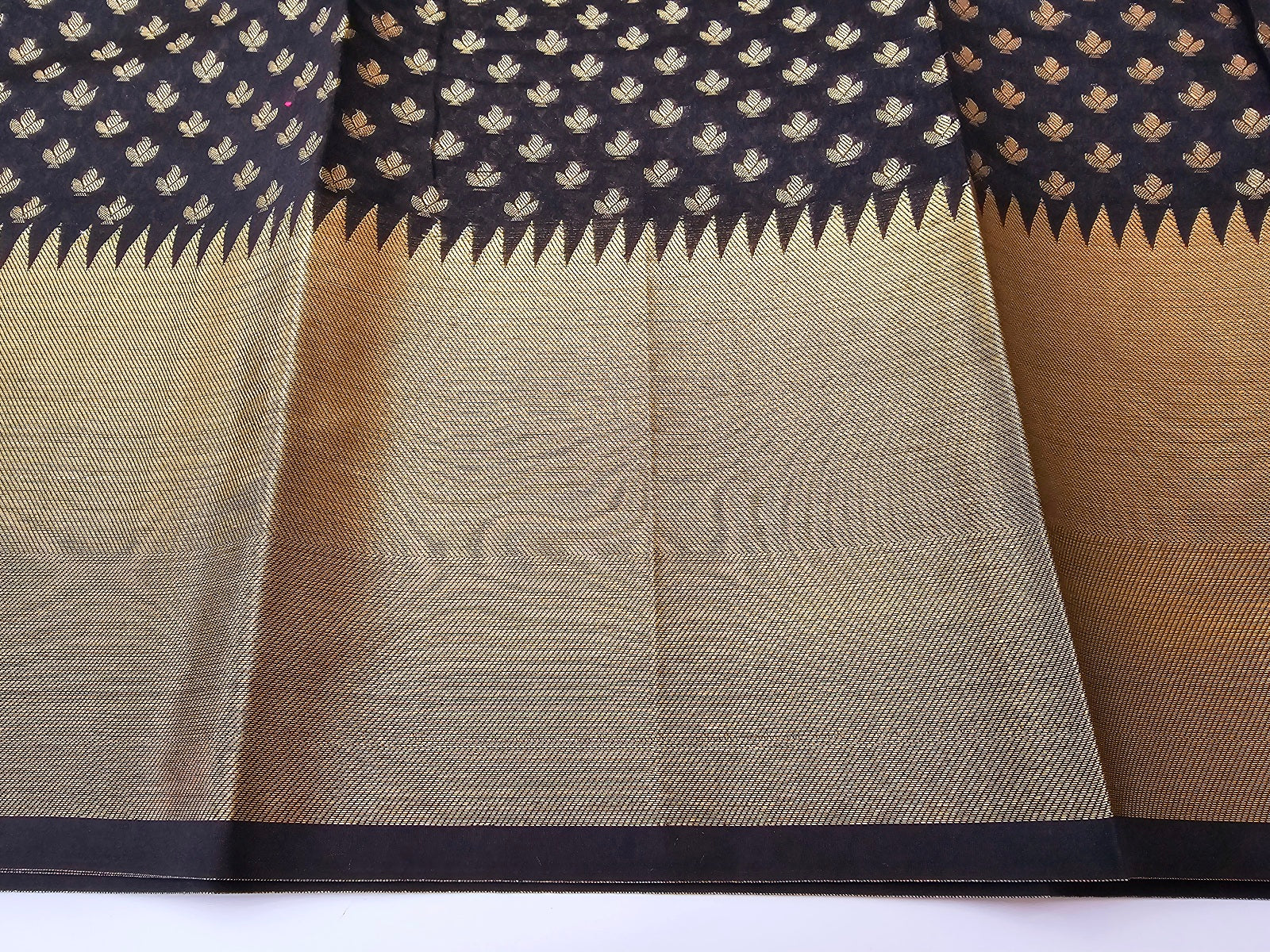 Women's Saree : Elegant Lichi Silk Saree, accompanied by an unstitched running blouse