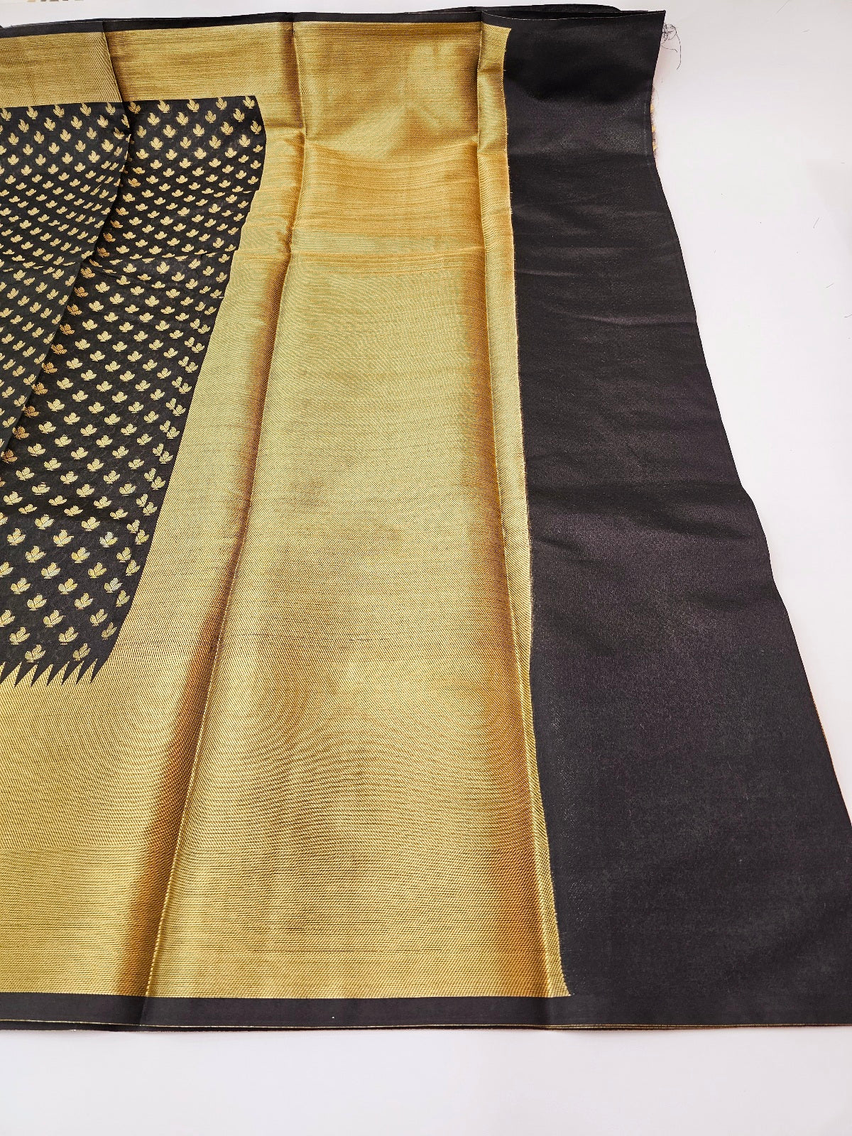 Women's Saree : Elegant Lichi Silk Saree, accompanied by an unstitched running blouse