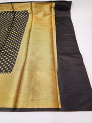 Women's Saree : Elegant Lichi Silk Saree, accompanied by an unstitched running blouse