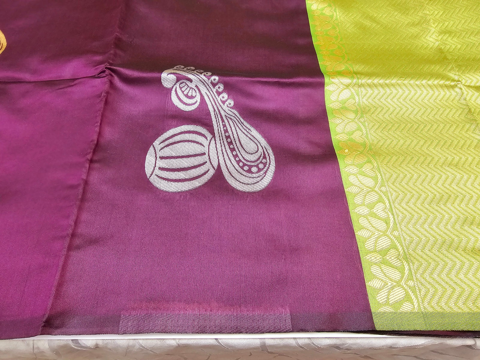 Women's Saree:Beautiful Pure Lichi Silk Weaving Work Borderless Saree With Unstitched Blouse