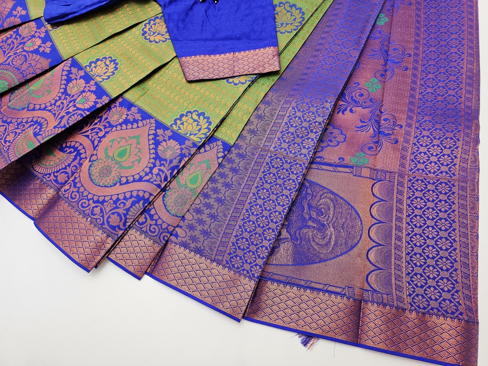 il_fullxfull.6251543104_akqg.jpg Elegant Silk Saree with Designer Weaving & Stitched Blouse - Image 5